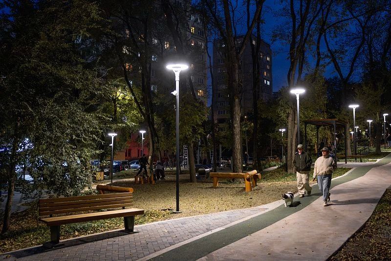 На новой аллее Владивостока на улице Кирова,5-9 подключили освещение На новой аллее Владивостока на улице Кирова,5-9 подключили освещение