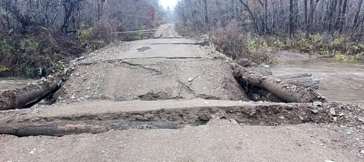 На реке Партизанская разрушился мост, который вёл к Слинкино, в нём также нет электричества