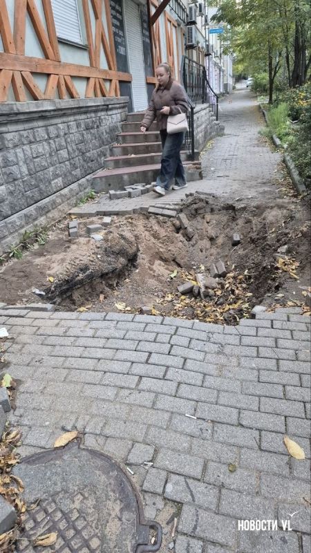 Тротуары на Пограничной и Фонтанной перекопали в нескольких местах для ремонта кабеля Тротуары на Пограничной и Фонтанной перекопали в нескольких местах для ремонта кабеля