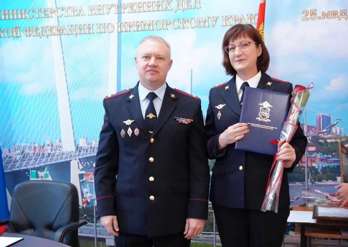 Врио начальника УМВД Приморья Алексей Попов наградил сотрудников подразделений дознания Врио начальника УМВД Приморья Алексей Попов наградил сотрудников подразделений дознания