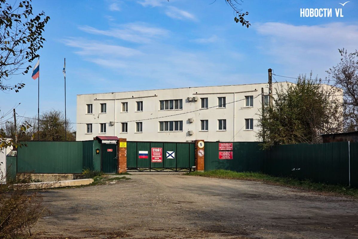 Мэрия Владивостока требует снести нелегальный «Дом отдыха» на Весенней с жилой трёхэтажкой и автобазой