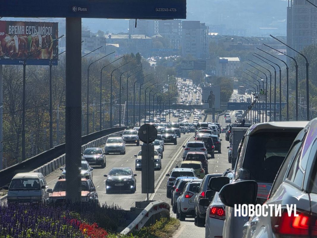 На Второреченском путепроводе устанавливают камеры, работы частично заняли правую полосу по направлению в центр города