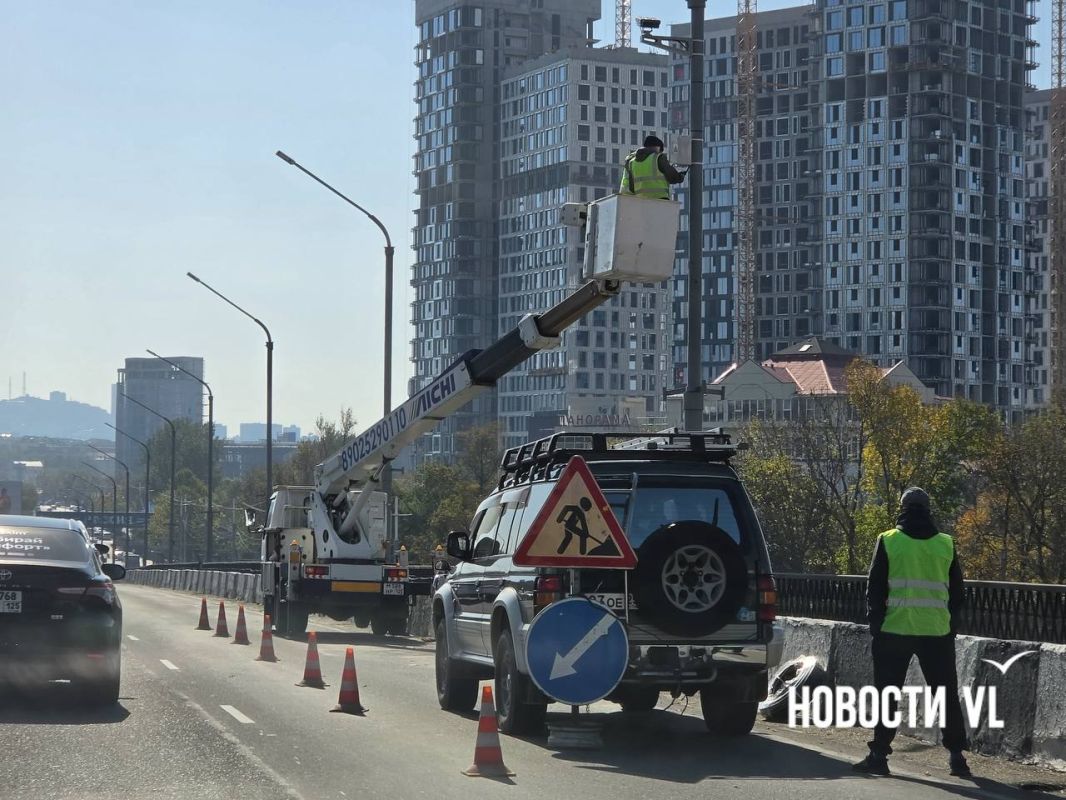 На Второреченском путепроводе устанавливают камеры, работы частично заняли правую полосу по направлению в центр города На Второреченском путепроводе устанавливают камеры, работы частично заняли правую полосу по направлению в центр города