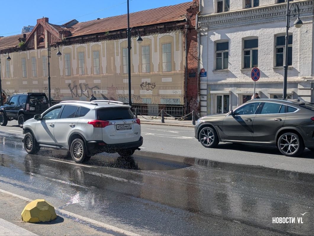 На улице Фонтанной во Владивостоке из-под земли забил фонтан На улице Фонтанной во Владивостоке из-под земли забил фонтан