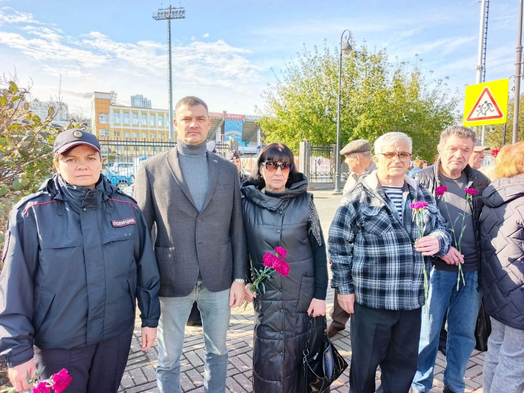 Владивостокские транспортные полицейские совместно с Общественным советом и ветеранами почтили память сотрудников, погибших при исполнении служебного долга Владивостокские транспортные полицейские совместно с Общественным советом и ветеранами почтили память сотрудников, погибших при исполнении служебного долга