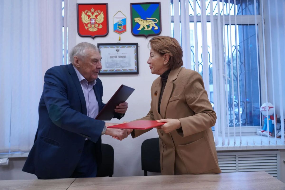 В Приморье ветераны органов внутренних дел и уголовно-исполнительной системы подписали соглашение о сотрудничестве В Приморье ветераны органов внутренних дел и уголовно-исполнительной системы подписали соглашение о сотрудничестве
