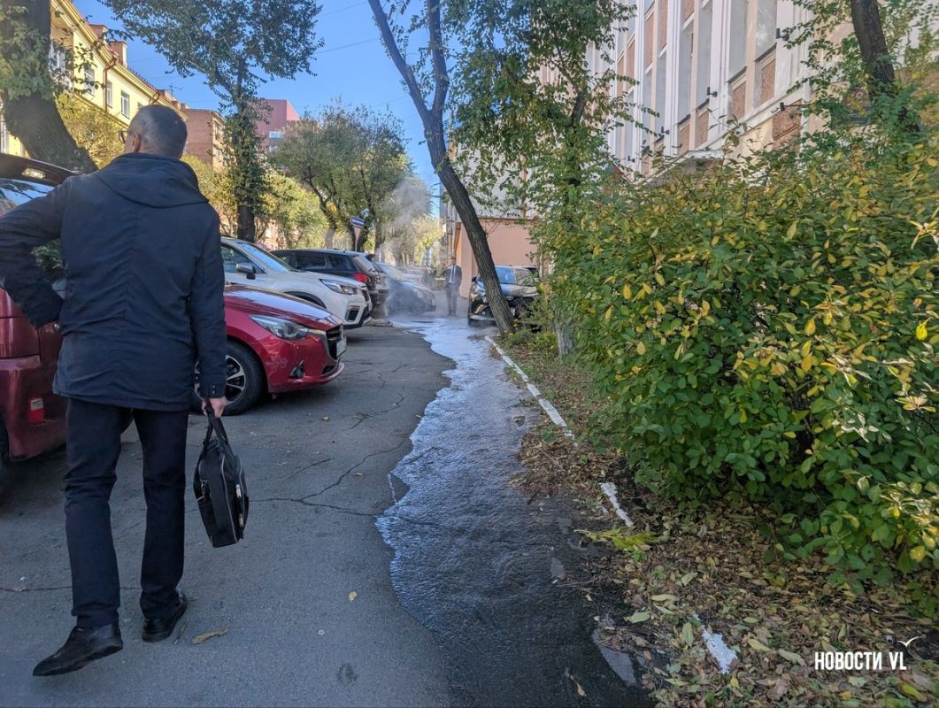 На улице Фонтанной во Владивостоке из-под земли забил фонтан На улице Фонтанной во Владивостоке из-под земли забил фонтан