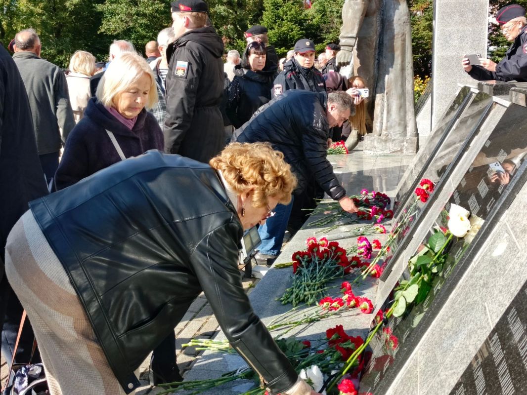 Владивостокские транспортные полицейские совместно с Общественным советом и ветеранами почтили память сотрудников, погибших при исполнении служебного долга Владивостокские транспортные полицейские совместно с Общественным советом и ветеранами почтили память сотрудников, погибших при исполнении служебного долга