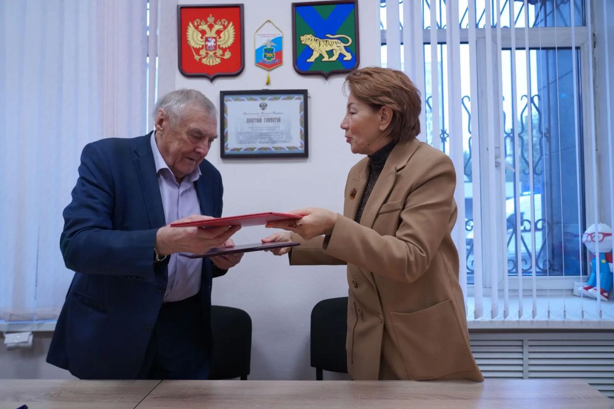 В Приморье ветераны органов внутренних дел и уголовно-исполнительной системы подписали соглашение о сотрудничестве В Приморье ветераны органов внутренних дел и уголовно-исполнительной системы подписали соглашение о сотрудничестве