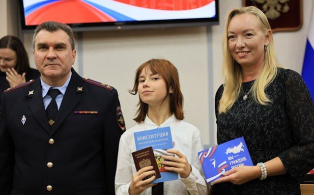 В краевом парламенте вручили паспорта юным приморцам В краевом парламенте вручили паспорта юным приморцам