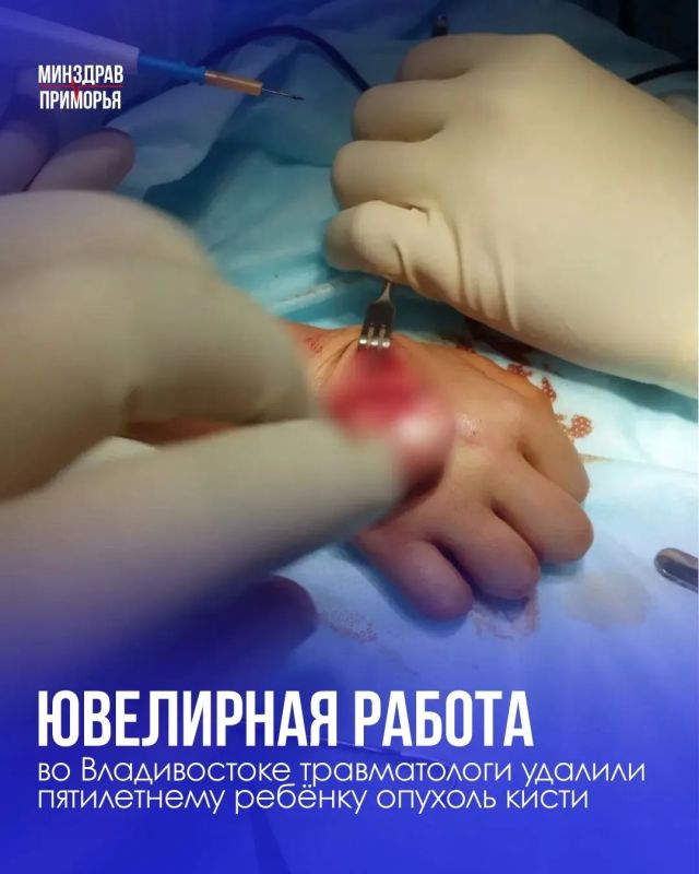 Год назад родители заметили небольшое новообразование на руке сына