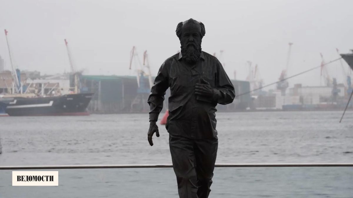 Во Владивостоке демонтировали памятник Александру Солженицыну на Корабельной набережной