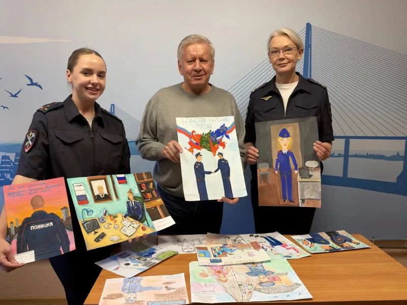 В Приморье члены Общественного совета при УМВД выбрали лучшие рисунки о работе полицейских В Приморье члены Общественного совета при УМВД выбрали лучшие рисунки о работе полицейских