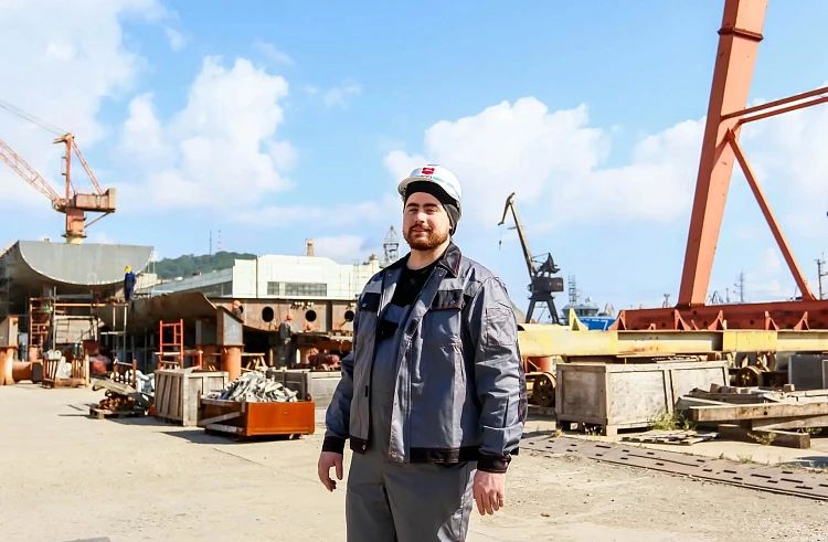 «Я создаю флот нашей страны»: слесарю-судоремонтнику в Находке помогают с обучением и жильём