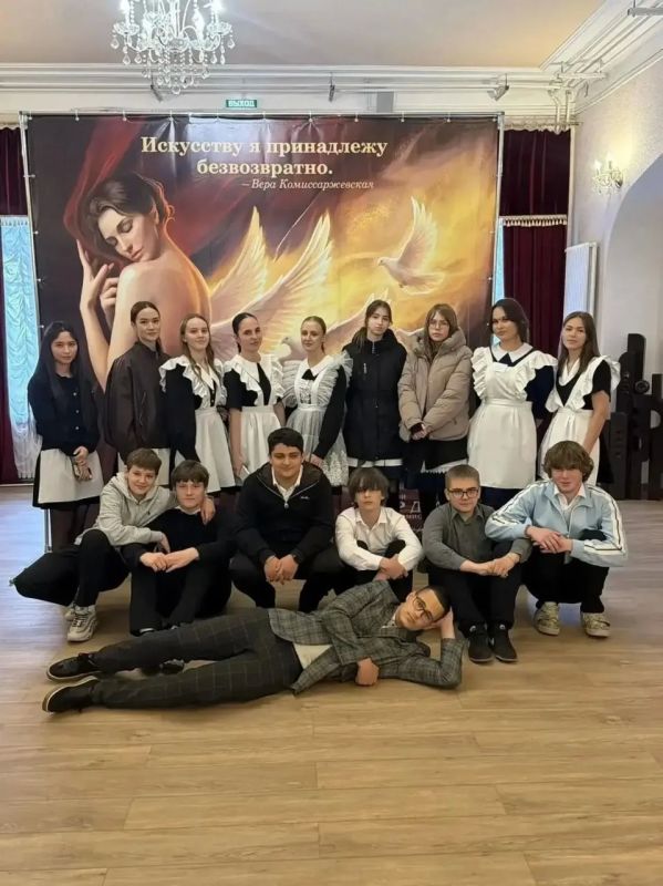 Учащиеся школы №11 - в гостях у Уссурийского театра драмы имени В.Ф. Комиссаржевской Учащиеся школы №11 - в гостях у Уссурийского театра драмы имени В.Ф. Комиссаржевской
