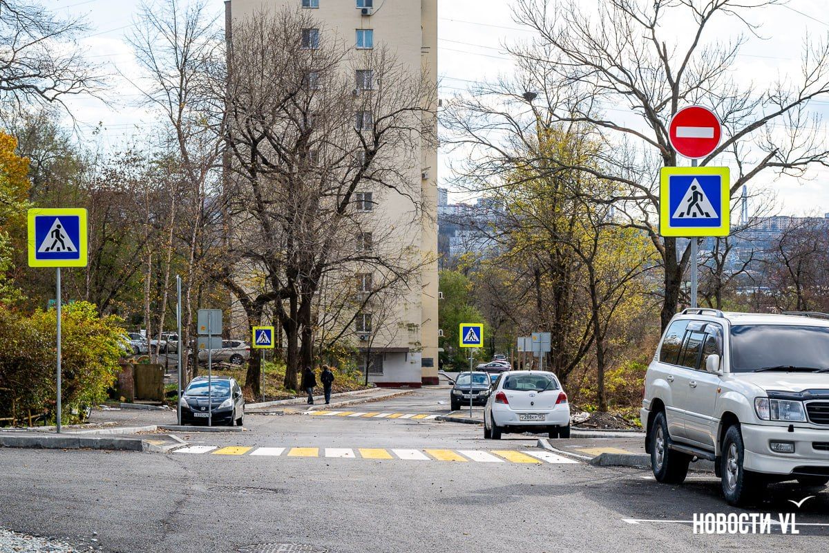 Улицу 1-я Флотская возле парка Минного городка наконец заасфальтировали и внезапно сделали частично односторонней Улицу 1-я Флотская возле парка Минного городка наконец заасфальтировали и внезапно сделали частично односторонней