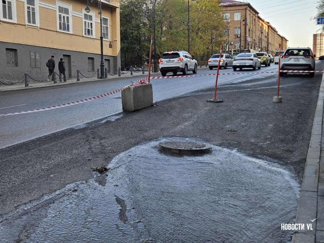 На участке правой полосы Океанского проспекта, где идёт ремонт сетей, из люка течёт тёплая вода, пахнущая канализацией На участке правой полосы Океанского проспекта, где идёт ремонт сетей, из люка течёт тёплая вода, пахнущая канализацией