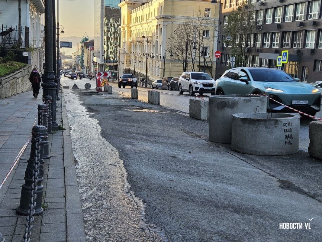 На участке правой полосы Океанского проспекта, где идёт ремонт сетей, из люка течёт тёплая вода, пахнущая канализацией На участке правой полосы Океанского проспекта, где идёт ремонт сетей, из люка течёт тёплая вода, пахнущая канализацией