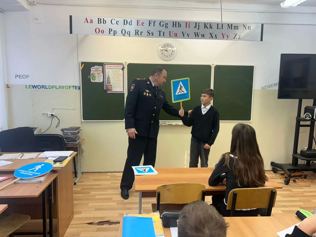В преддверии осенних каникул глава Госавтоинспекции УМВД Приморья встретился с владивостокскими школьниками В преддверии осенних каникул глава Госавтоинспекции УМВД Приморья встретился с владивостокскими школьниками