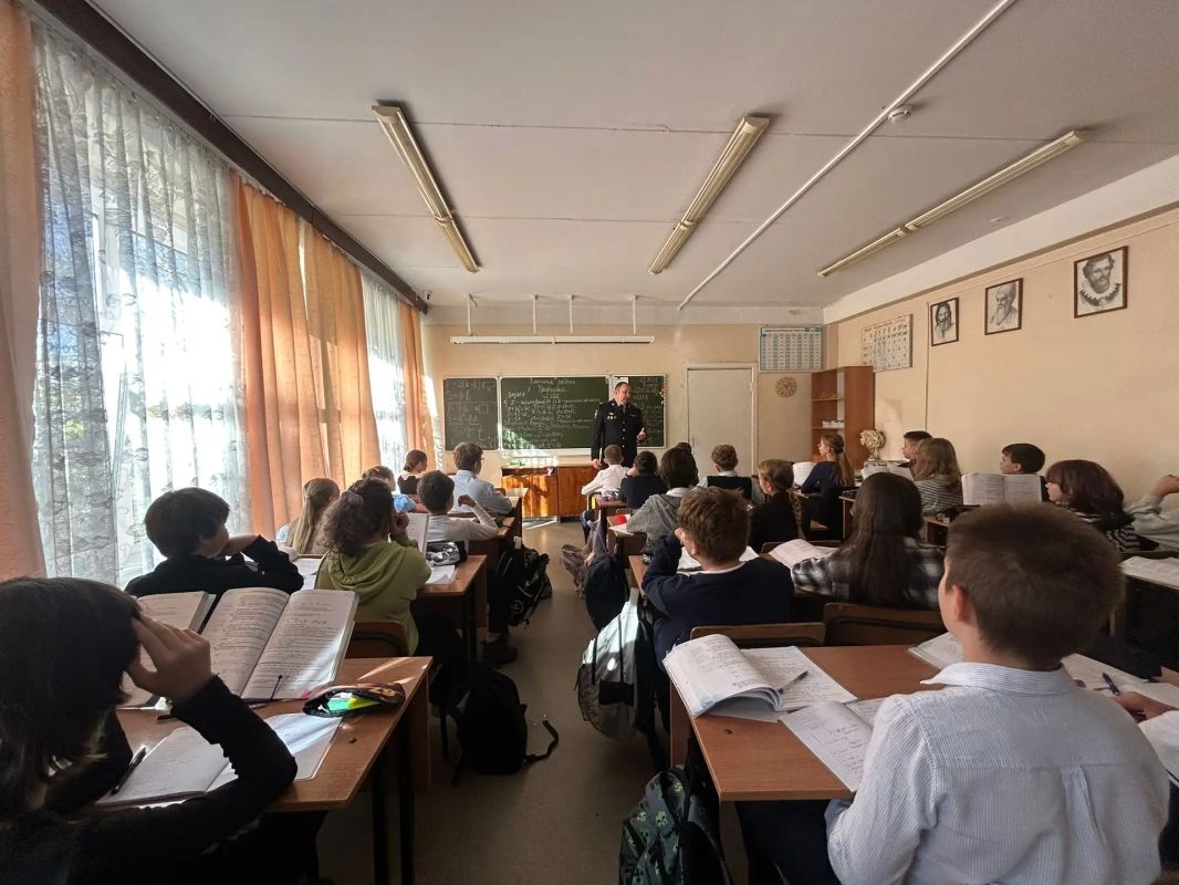 В преддверии осенних каникул глава Госавтоинспекции УМВД Приморья встретился с владивостокскими школьниками