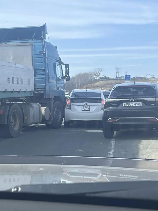«Притертое» ДТП привело к транспортному коллапсу в районе поворота на Сиреневку на трассе Владивосток-Уссурийск