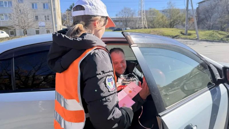 В Фокино Приморского края сотрудники полиции и юные инспекторы движения поздравили водителей с Днем автомобилиста В Фокино Приморского края сотрудники полиции и юные инспекторы движения поздравили водителей с Днем автомобилиста