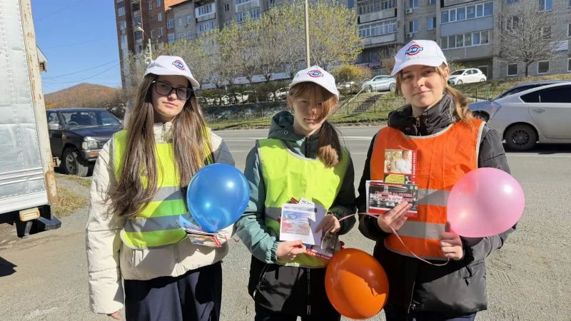 В Фокино Приморского края сотрудники полиции и юные инспекторы движения поздравили водителей с Днем автомобилиста В Фокино Приморского края сотрудники полиции и юные инспекторы движения поздравили водителей с Днем автомобилиста