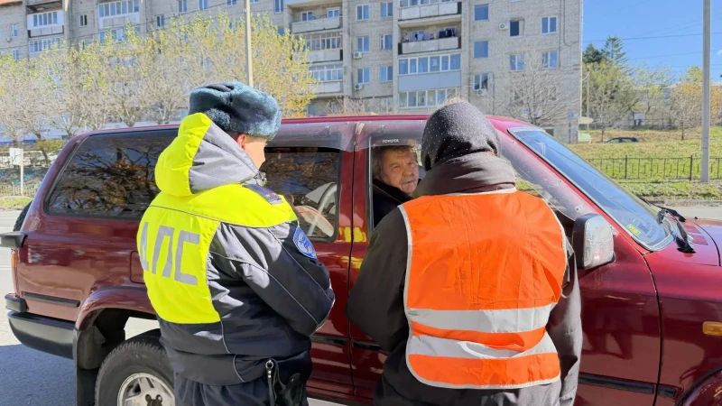 В Фокино Приморского края сотрудники полиции и юные инспекторы движения поздравили водителей с Днем автомобилиста В Фокино Приморского края сотрудники полиции и юные инспекторы движения поздравили водителей с Днем автомобилиста