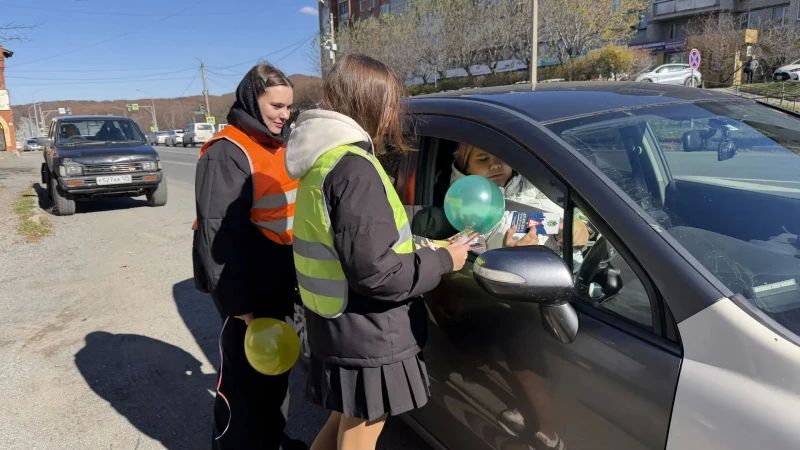 В Фокино Приморского края сотрудники полиции и юные инспекторы движения поздравили водителей с Днем автомобилиста В Фокино Приморского края сотрудники полиции и юные инспекторы движения поздравили водителей с Днем автомобилиста