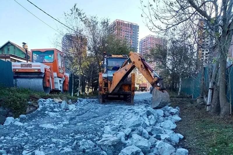 На Ёлочной, 2-й Поселковой, Выселковой и других улицах Владивостока идут дорожные работы На Ёлочной, 2-й Поселковой, Выселковой и других улицах Владивостока идут дорожные работы
