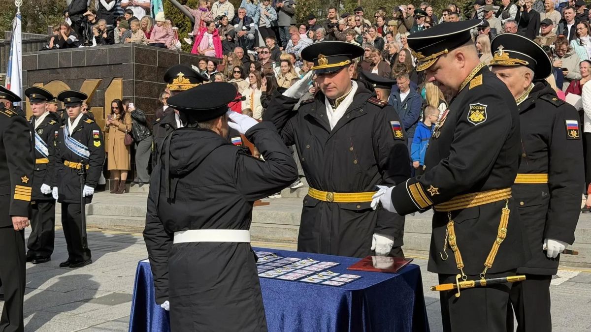 Во Владивостоке 80 первокурсников официально стали нахимовцами Во Владивостоке 80 первокурсников официально стали нахимовцами