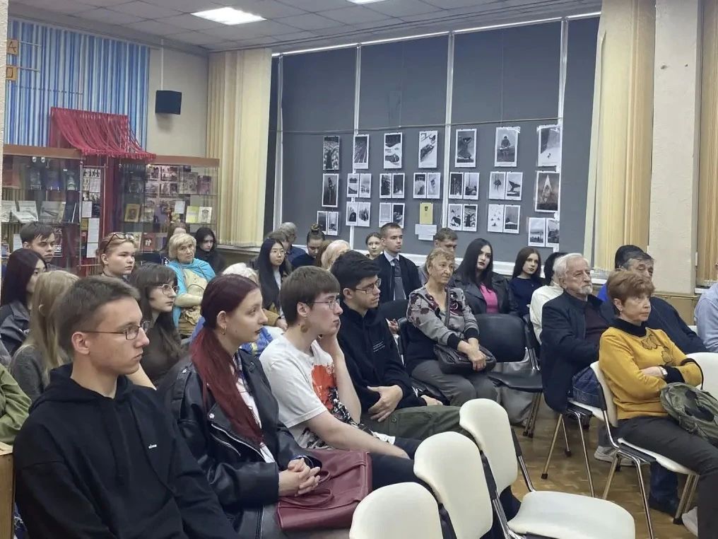 В Приморской краевой публичной библиотеке имени А. М. Горького состоялся показ документального фильма «Счастлива та разведка» В Приморской краевой публичной библиотеке имени А. М. Горького состоялся показ документального фильма «Счастлива та разведка»
