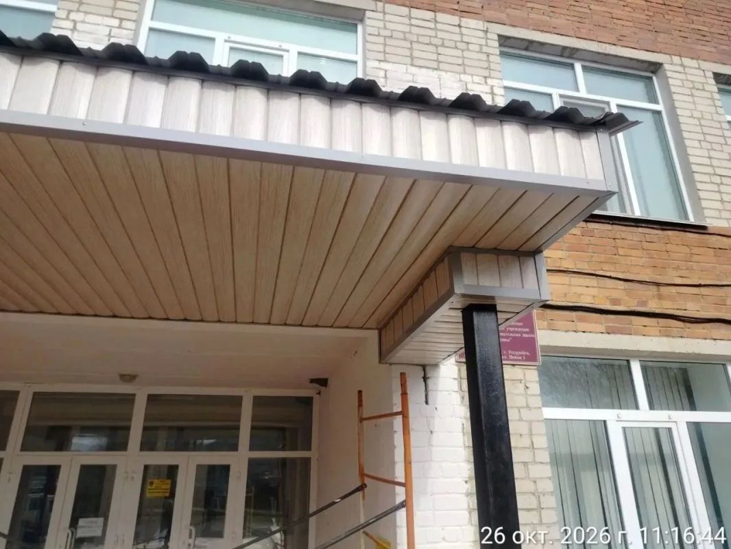 Капитальный ремонт входной группы школы ведется в селе Каменушка Капитальный ремонт входной группы школы ведется в селе Каменушка