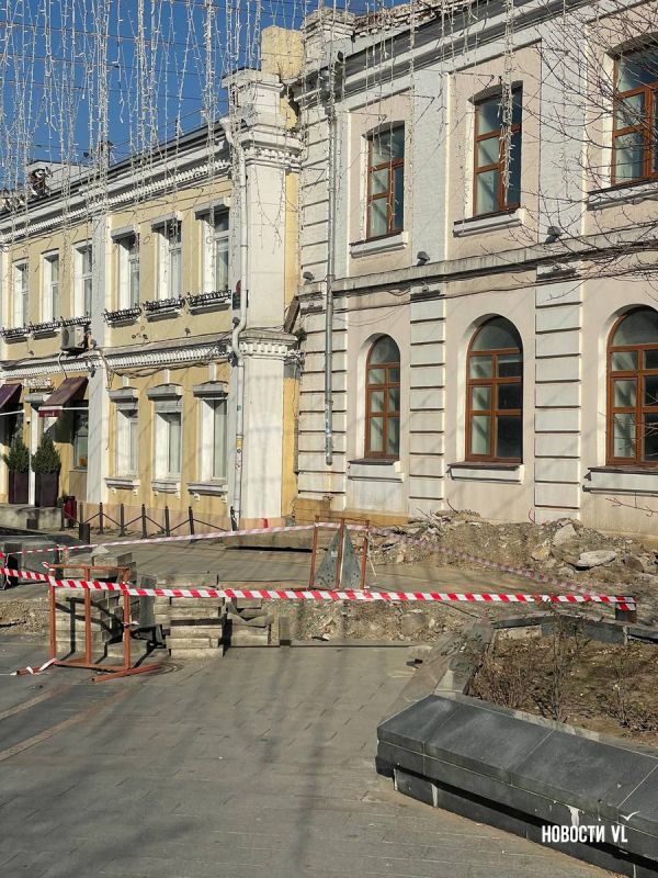 На Арбате раскопали тротуар, чтобы устранить порыв на теплосетях