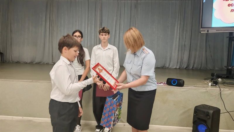В Уссурийске Приморского края полицейские поблагодарили школьника, сообщившего в полицию о преступлении В Уссурийске Приморского края полицейские поблагодарили школьника, сообщившего в полицию о преступлении