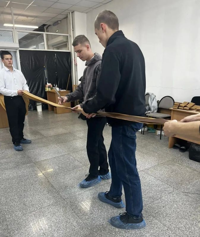 В Уссурийске студенты-волонтёры ДВТК продолжают плести сети для бойцов СВО В Уссурийске студенты-волонтёры ДВТК продолжают плести сети для бойцов СВО