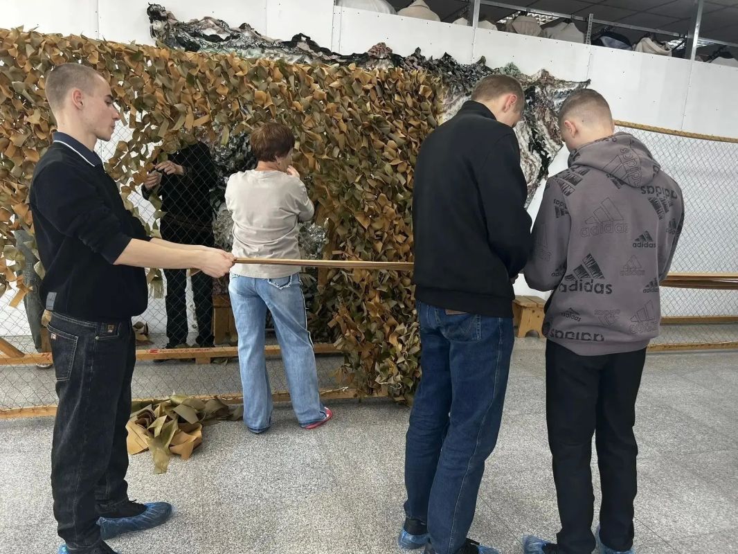 В Уссурийске студенты-волонтёры ДВТК продолжают плести сети для бойцов СВО