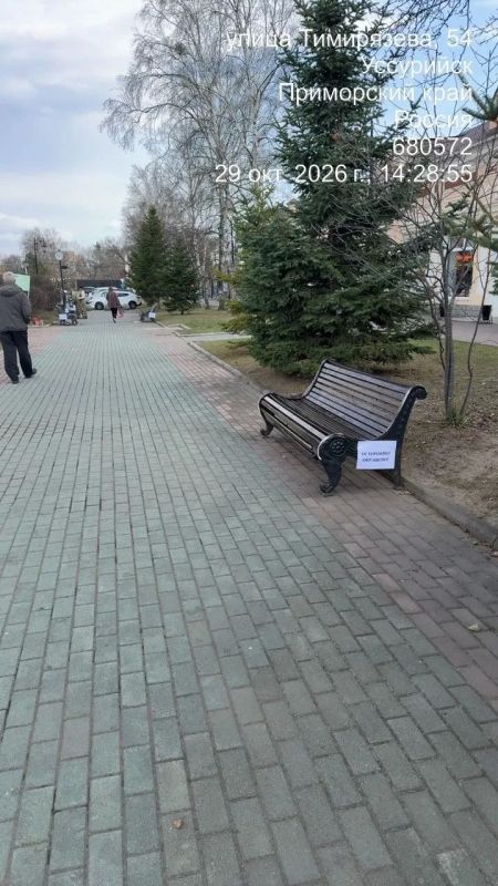 На старом Арбате провели покраску скамеек На старом Арбате провели покраску скамеек