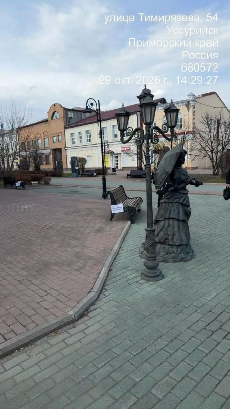 На старом Арбате провели покраску скамеек На старом Арбате провели покраску скамеек