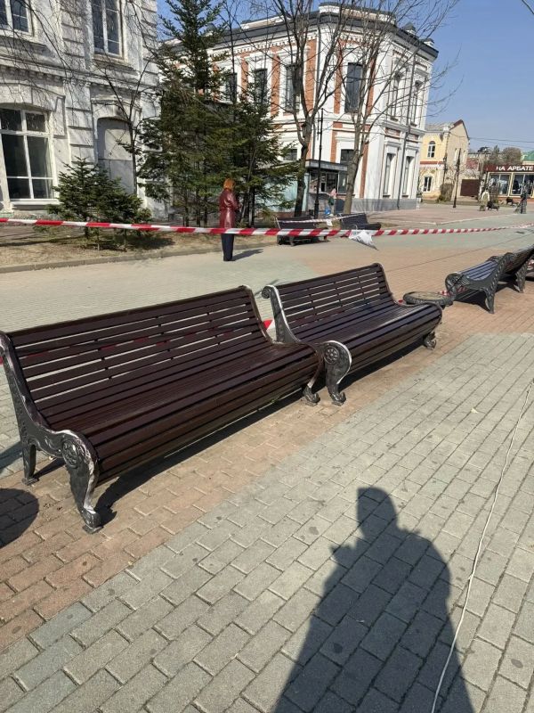 На старом Арбате провели покраску скамеек На старом Арбате провели покраску скамеек