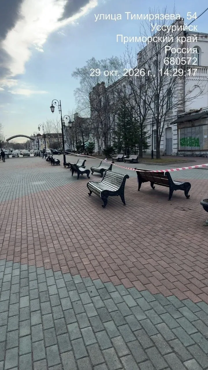 На старом Арбате провели покраску скамеек