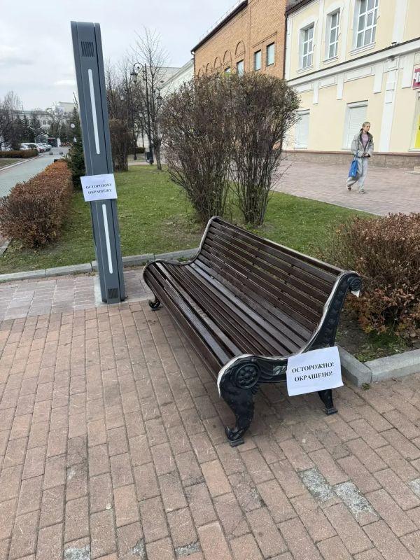 На старом Арбате провели покраску скамеек На старом Арбате провели покраску скамеек