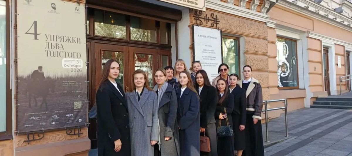 К 88-летию прокуратуры Приморского края: прокурор края Михаил Филичев вручил молодым специалистам первые прокурорские погоны К 88-летию прокуратуры Приморского края: прокурор края Михаил Филичев вручил молодым специалистам первые прокурорские погоны