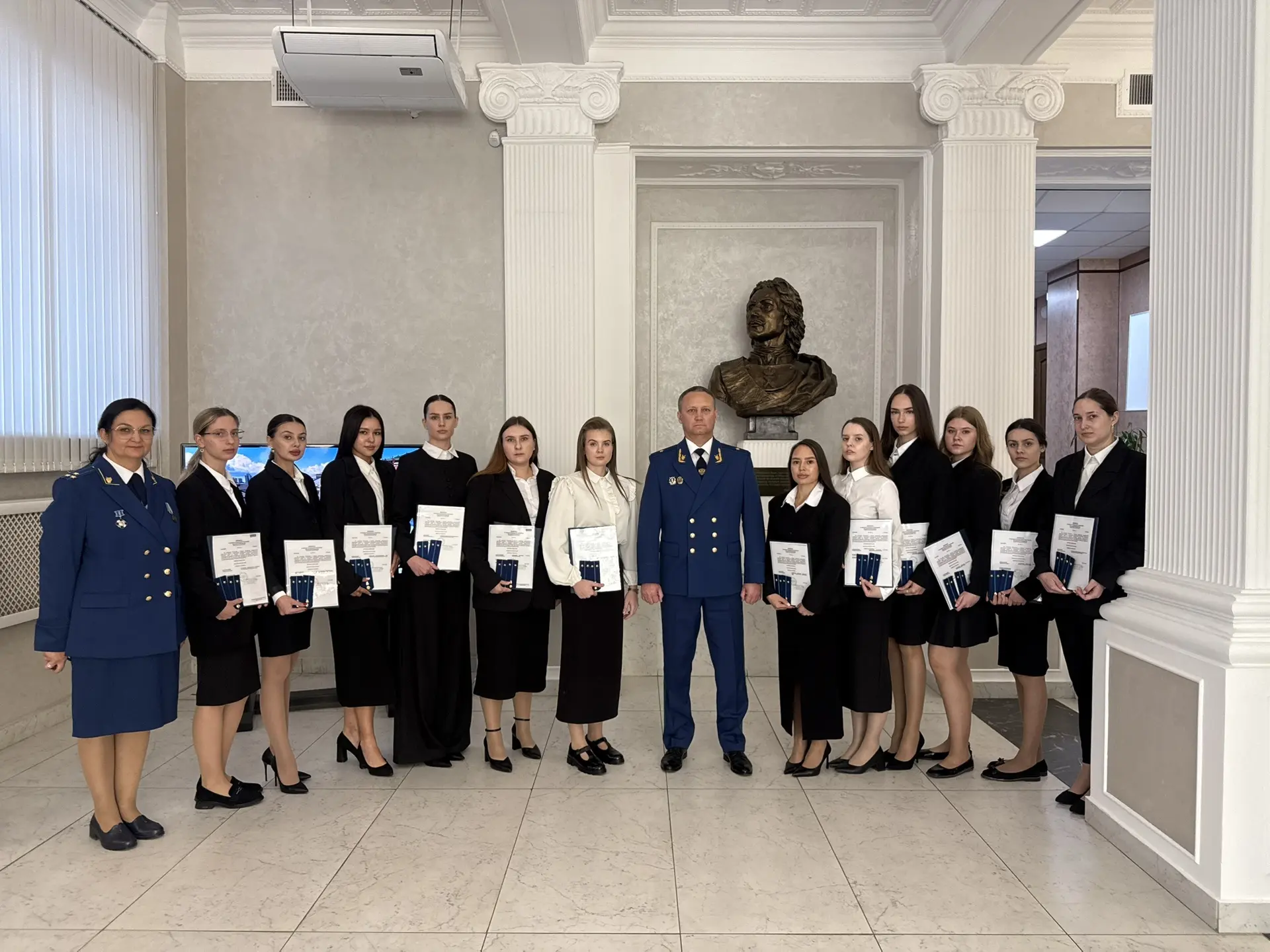 К 88-летию прокуратуры Приморского края: прокурор края Михаил Филичев вручил молодым специалистам первые прокурорские погоны