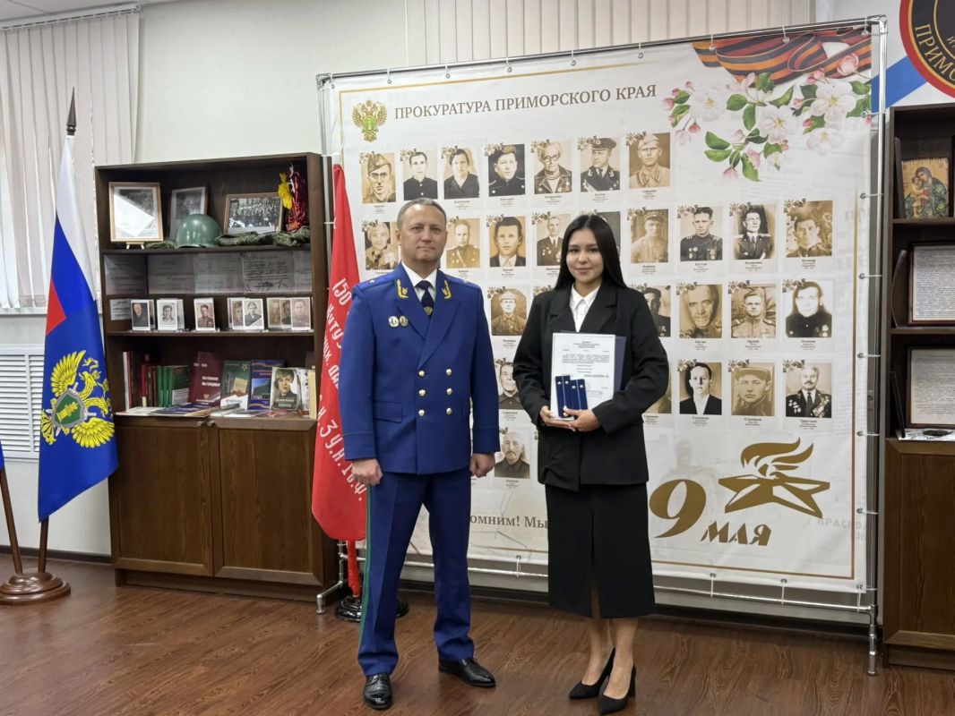 К 88-летию прокуратуры Приморского края: прокурор края Михаил Филичев вручил молодым специалистам первые прокурорские погоны К 88-летию прокуратуры Приморского края: прокурор края Михаил Филичев вручил молодым специалистам первые прокурорские погоны