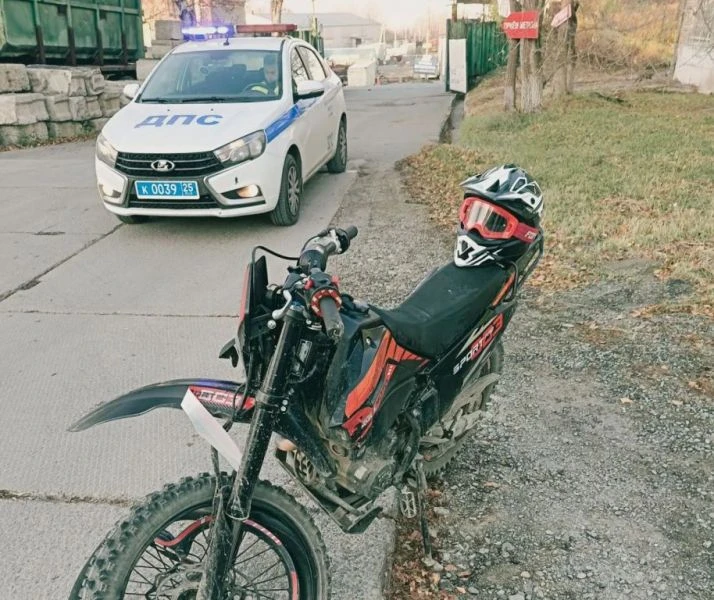 Госавтоинспекция Артема устанавливает обстоятельства ДТП, спровоцированного мотоциклистом без прав