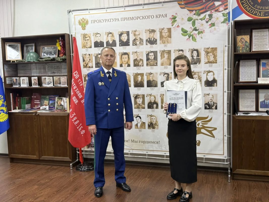 К 88-летию прокуратуры Приморского края: прокурор края Михаил Филичев вручил молодым специалистам первые прокурорские погоны К 88-летию прокуратуры Приморского края: прокурор края Михаил Филичев вручил молодым специалистам первые прокурорские погоны