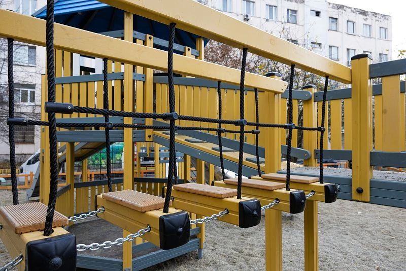 Детские площадки и новый асфальт: еще три двора преобразились во Владивостоке Детские площадки и новый асфальт: еще три двора преобразились во Владивостоке