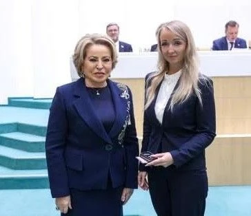 Валентина Матвиенко вручила удостоверение сенатора представителю Приморского края в Совете Федерации Жанне Гудковой