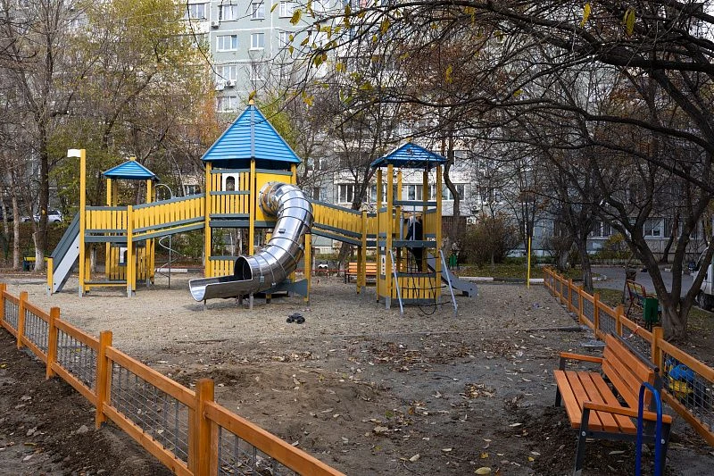 Детские площадки и новый асфальт: еще три двора преобразились во Владивостоке